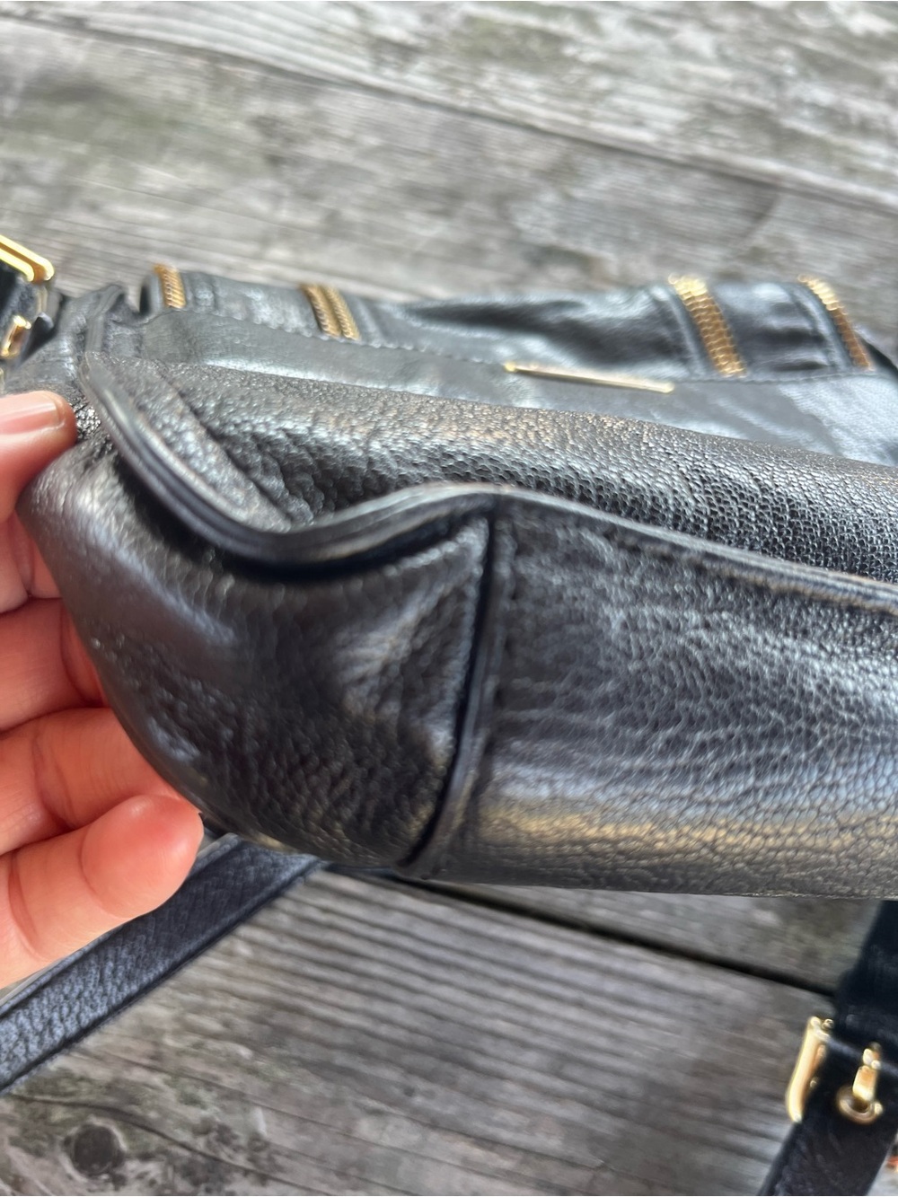 Michael KORS Black Leather Crossbody Bag with Gold Zipper Trim glazed leather - Picture 4 of 6